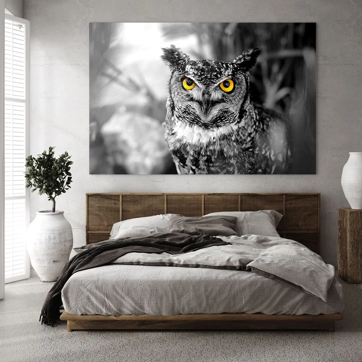 Quadro su vetro - Un gufo con gli occhi gialli su uno sfondo bianco e nero - 70x50cm - Non si può nascondere niente - Decorazione murale moderna per soggiorno e camera da letto ARTTOR