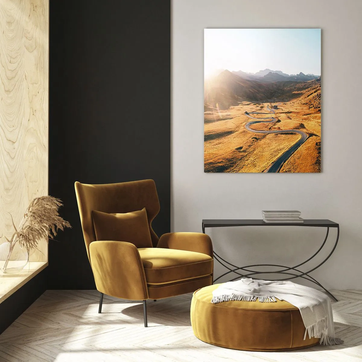 Quadro su vetro - Una strada tortuosa in una valle dorata illuminata dal sole - 50x70cm - Nella valle dorata - Decorazione murale moderna per soggiorno e camera da letto ARTTOR