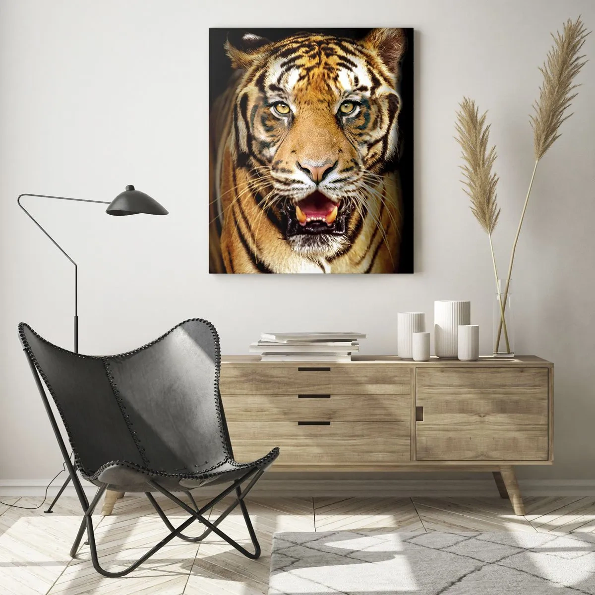 Quadro su vetro - Una tigre con la bocca aperta su uno sfondo nero - 80x120cm - Cuore selvatico - Decorazione murale moderna per soggiorno e camera da letto ARTTOR