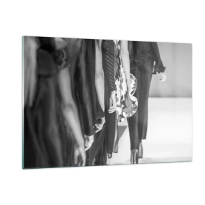 Quadro su vetro - Una scena in bianco e nero di una sfilata di moda con modelle in passerella. - 120x80cm - Sfilata in stile - Decorazione murale moderna per soggiorno e camera da letto ARTTOR