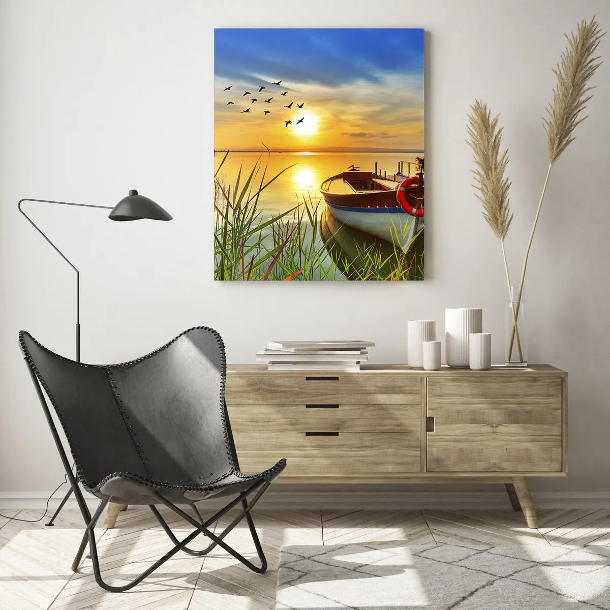 Quadro su vetro - Una barca su un lago al tramonto con uccelli nel cielo - 50x70cm - I cormorano volano già via - Decorazione murale moderna per soggiorno e camera da letto ARTTOR