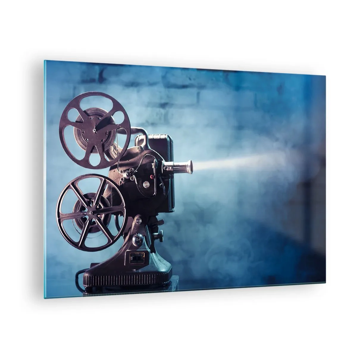 Quadro su vetro - Una cinepresa in stile retrò contro un muro blu - 70x50cm - Nel vecchio cinema - Decorazione murale moderna per soggiorno e camera da letto ARTTOR