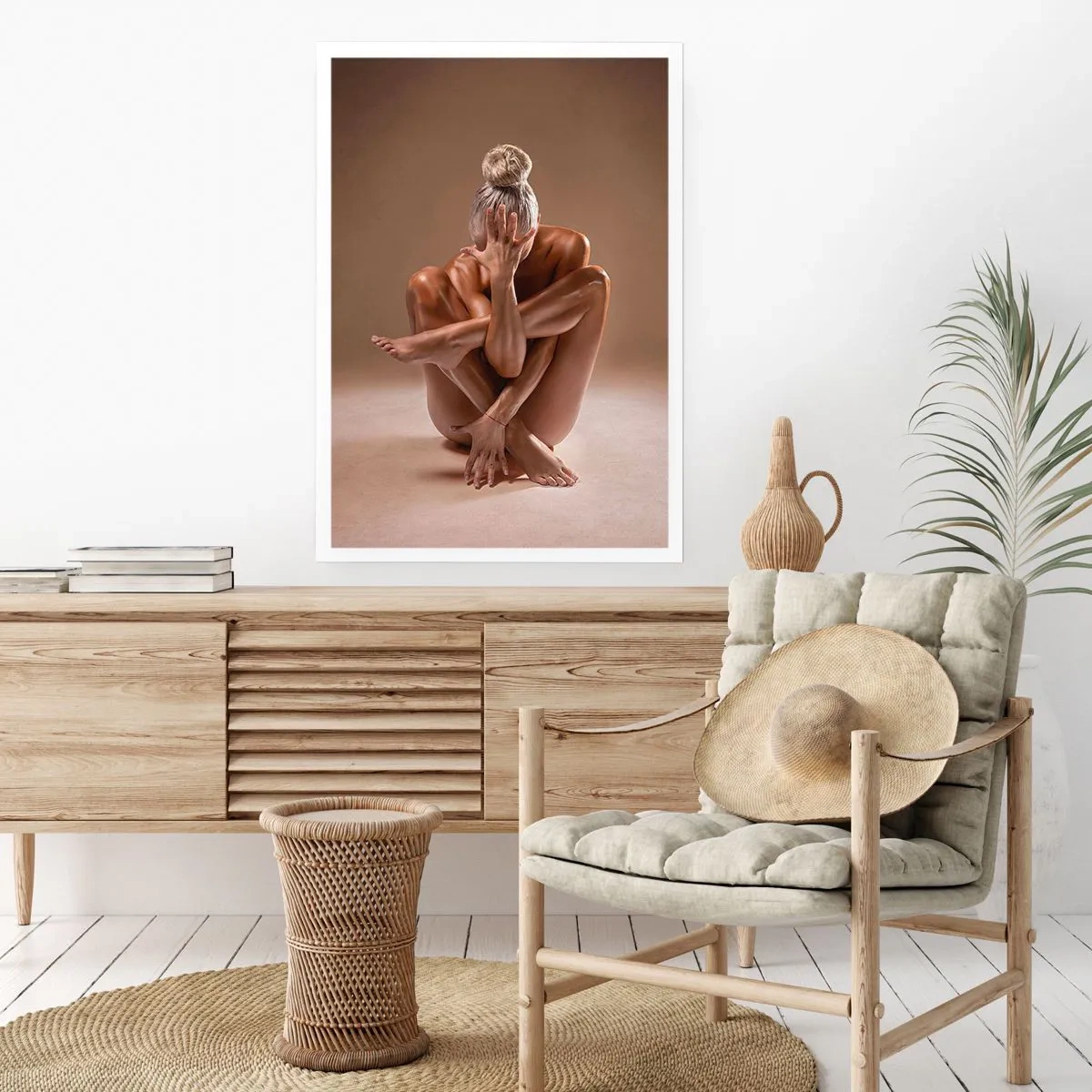 Poster - Ripresa artistica di una donna in posa sensuale su sfondo beige - 50x70cm - Unità di corpo e anima - Decorazione murale moderna per soggiorno e camera da letto ARTTOR