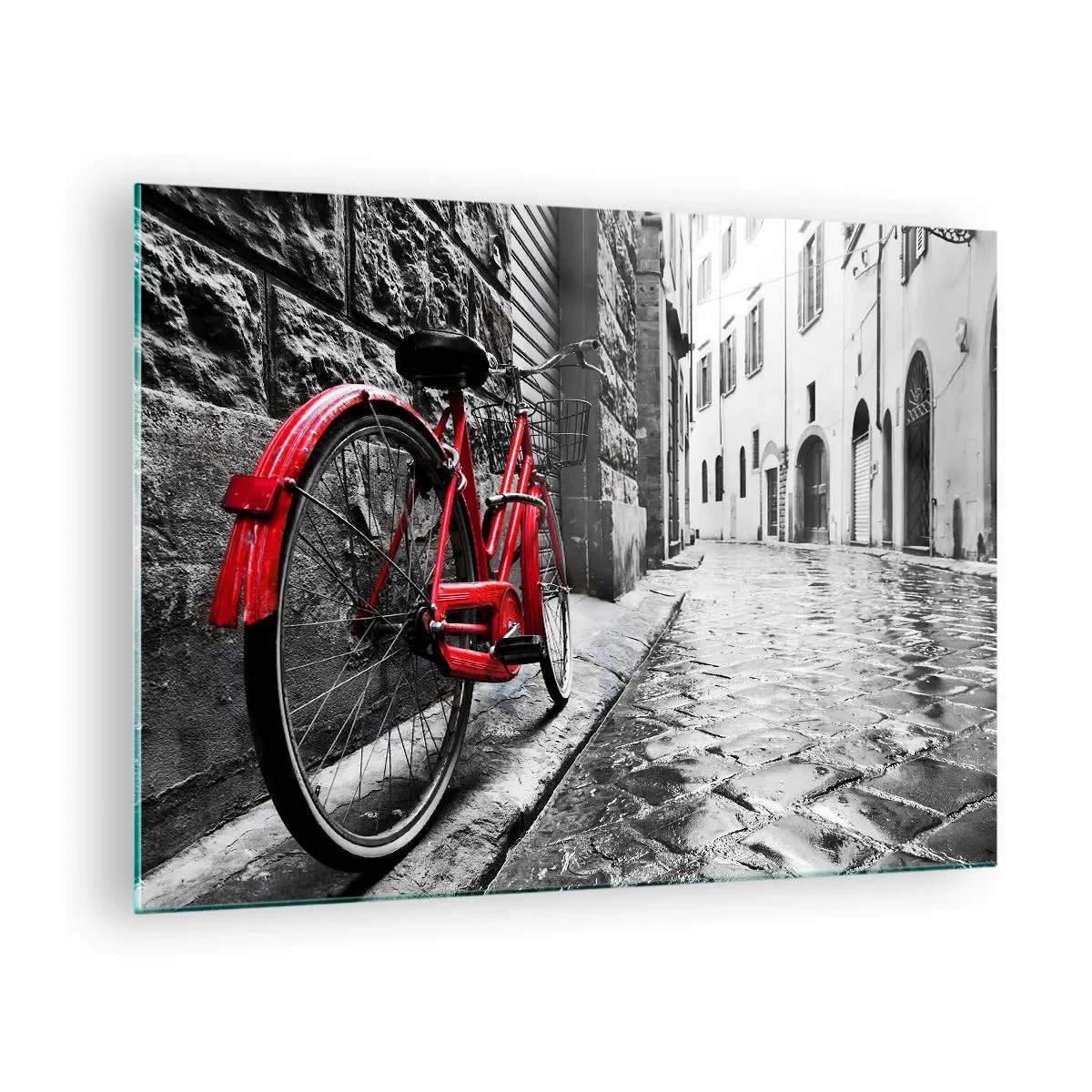 Quadro su vetro - Una bicicletta rossa su una strada acciottolata con sfondo monocromo. - 70x50cm - La vera bellezza non invecchia - Decorazione murale moderna per soggiorno e camera da letto ARTTOR