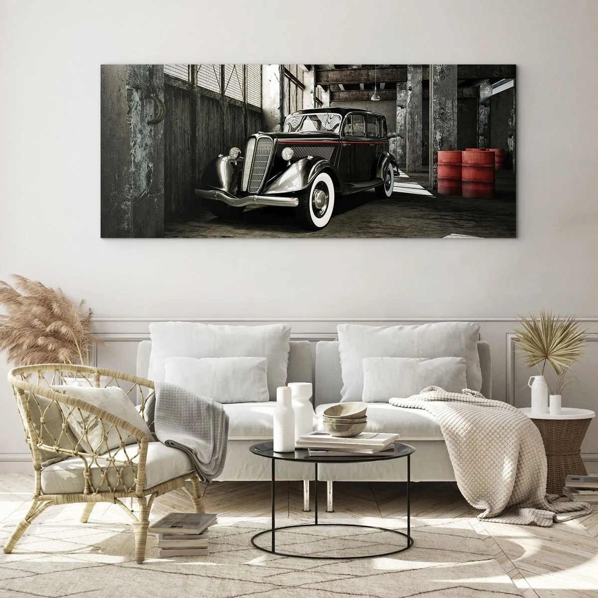 Quadro su vetro - Elegante auto retrò in un magazzino grezzo - 120x50cm - L'eleganza eterna degli anni '30 - Decorazione murale moderna per soggiorno e camera da letto ARTTOR