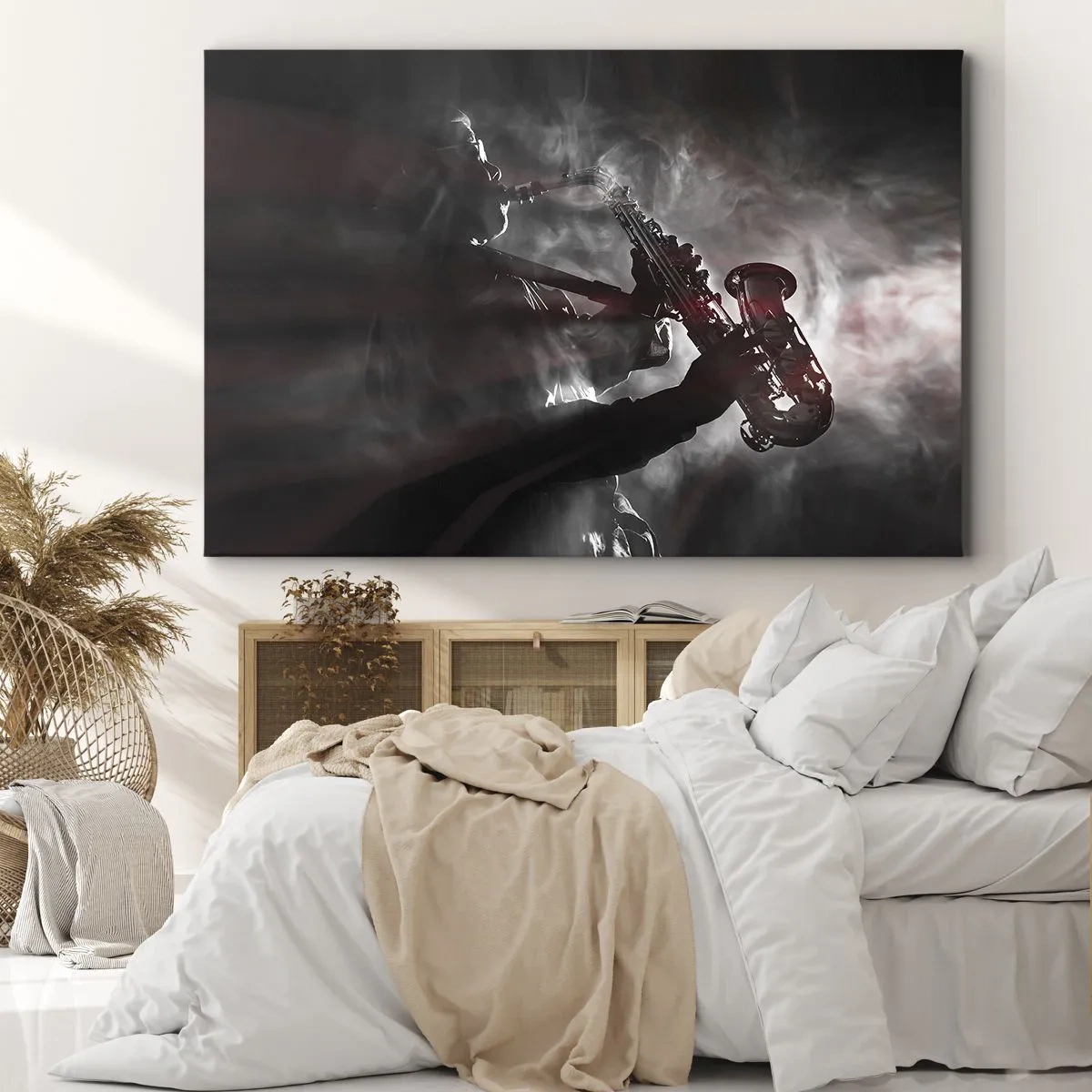 Quadro su tela - Stampe su Tela - Sassofonista in fumo sul palco in un suggestivo abito nero e rosso - 70x50cm - Nei fumi del jazz - Decorazione murale moderna per soggiorno e camera da letto ARTTOR