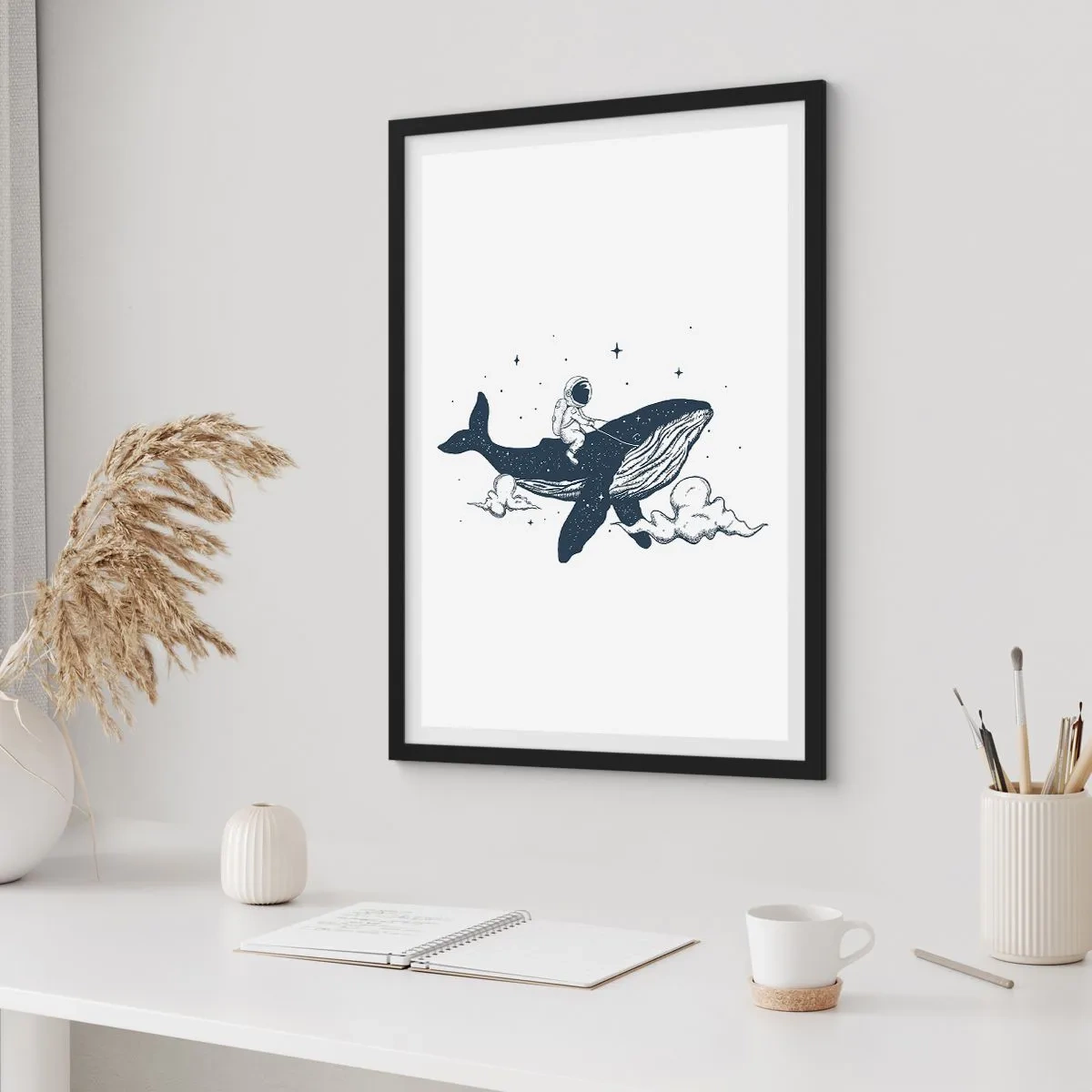 Poster in cornice nera - Un'illustrazione colorata di un razzo spaziale che vola tra le stelle. - 50x70cm - Avventura nello spazio - Decorazione murale moderna per soggiorno e camera da letto ARTTOR