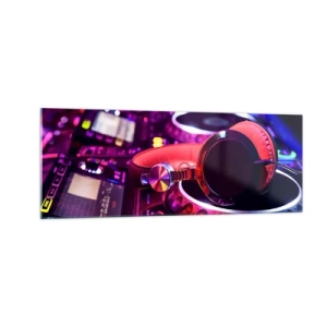 Quadro su vetro - Cuffie da DJ su una console con illuminazione al neon - 140x50cm - Prima che inizi la festa - Decorazione murale moderna per soggiorno e camera da letto ARTTOR