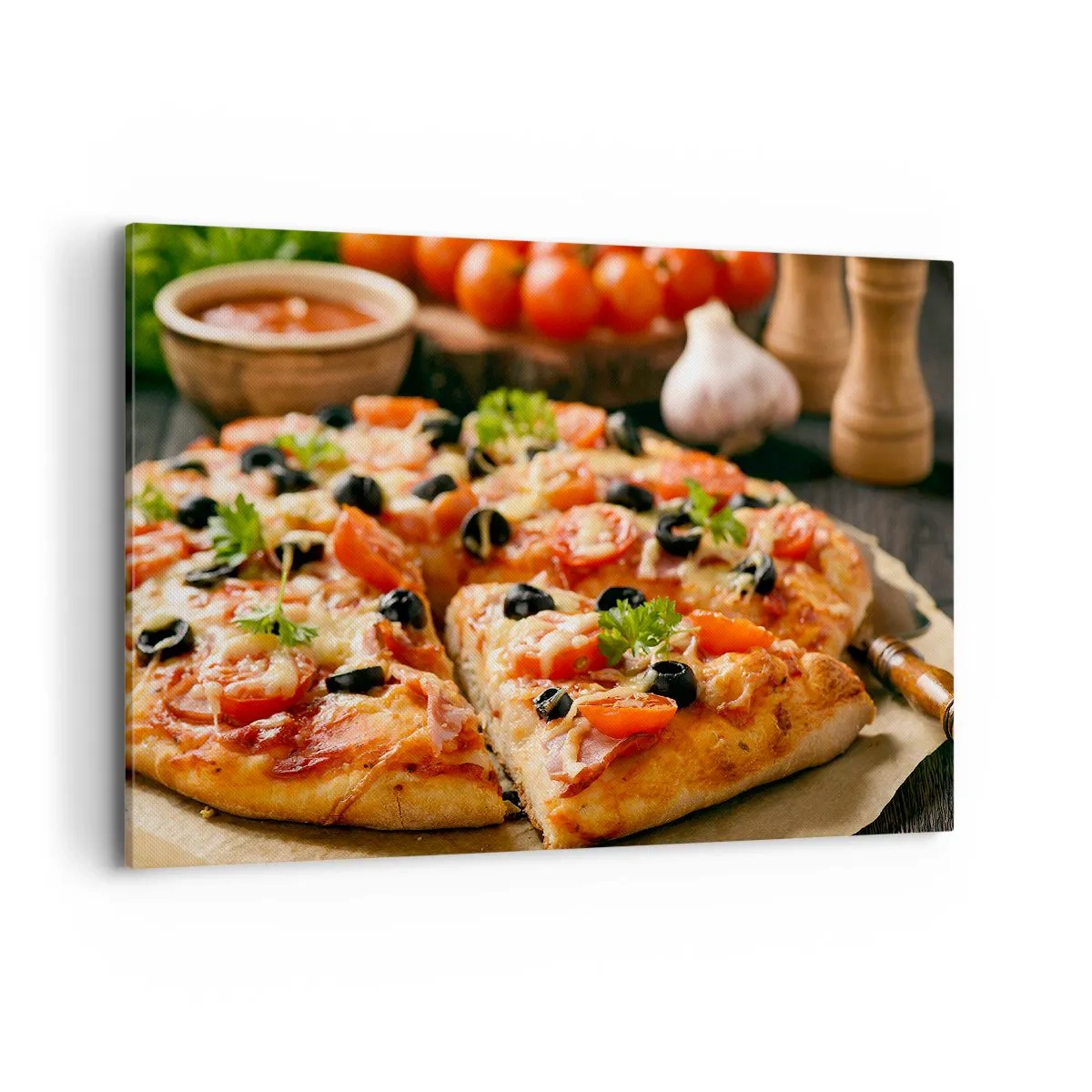 Quadro su tela - Stampe su Tela - Pizza con pomodori, olive ed erbe fresche sul tavolo - 100x70cm - Te la sei nuovamente cavata - Decorazione murale moderna per soggiorno e camera da letto ARTTOR