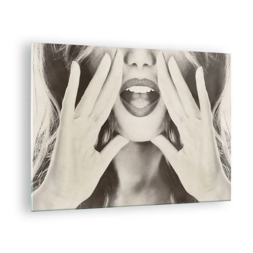 Quadro su vetro - Una donna con il rossetto sulle labbra e le mani sul viso - 70x50cm - Arrivo! - Decorazione murale moderna per soggiorno e camera da letto ARTTOR