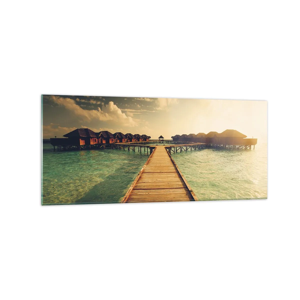 Quadro su vetro - Un molo di legno che conduce alle case sull'acqua, illuminate dai raggi del sole. - 120x50cm - Caldo invito - Decorazione murale moderna per soggiorno e camera da letto ARTTOR