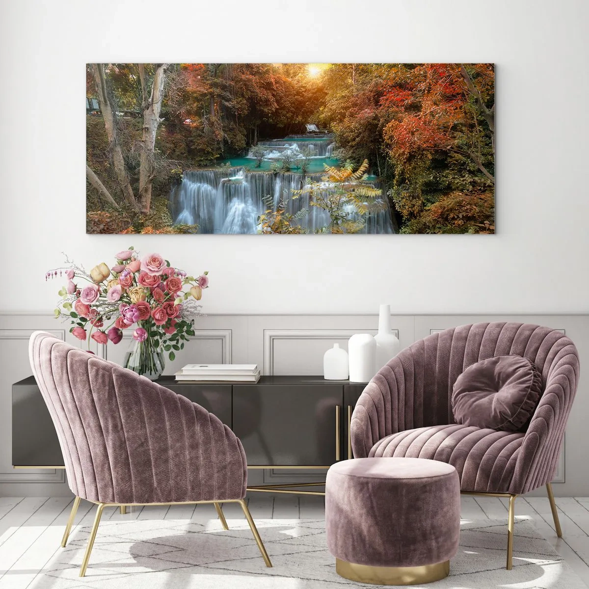 Quadro su vetro - Cascata autunnale circondata da alberi colorati alla luce del sole - 140x50cm - Il tesoro nascosto nel bosco - Decorazione murale moderna per soggiorno e camera da letto ARTTOR
