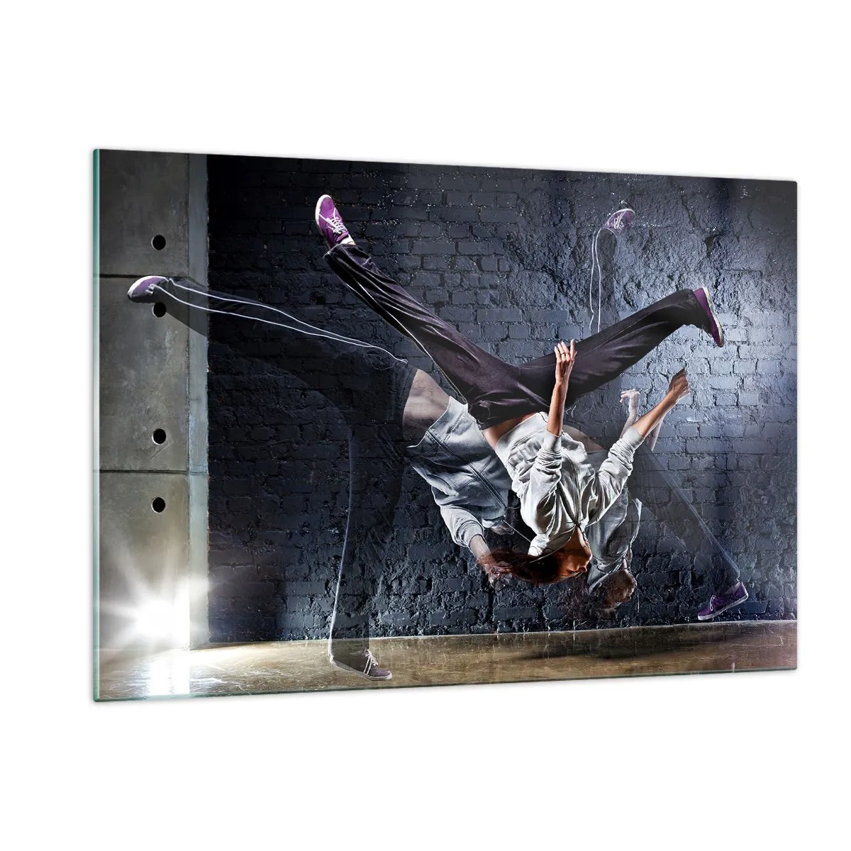 Quadro su vetro - Danza dinamica sullo sfondo di un muro industriale - 120x80cm - Eroe di strada - Decorazione murale moderna per soggiorno e camera da letto ARTTOR