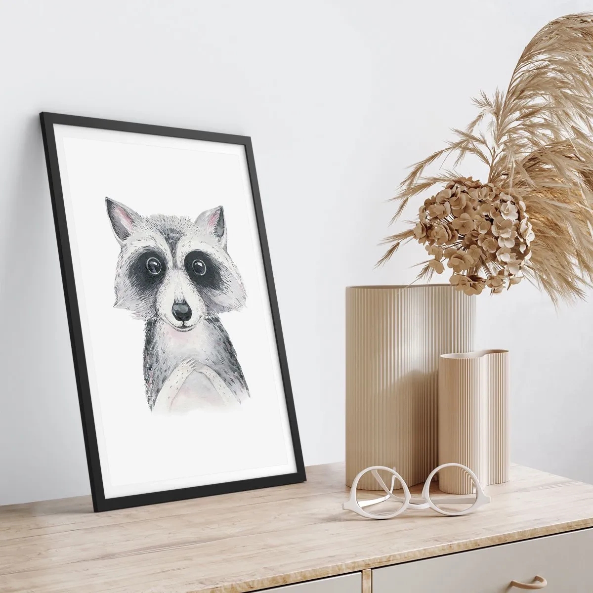 Poster in cornice nera - Un simpatico procione raffigurato su uno sfondo bianco - 50x70cm - Un attimo di commozione - Decorazione murale moderna per soggiorno e camera da letto ARTTOR