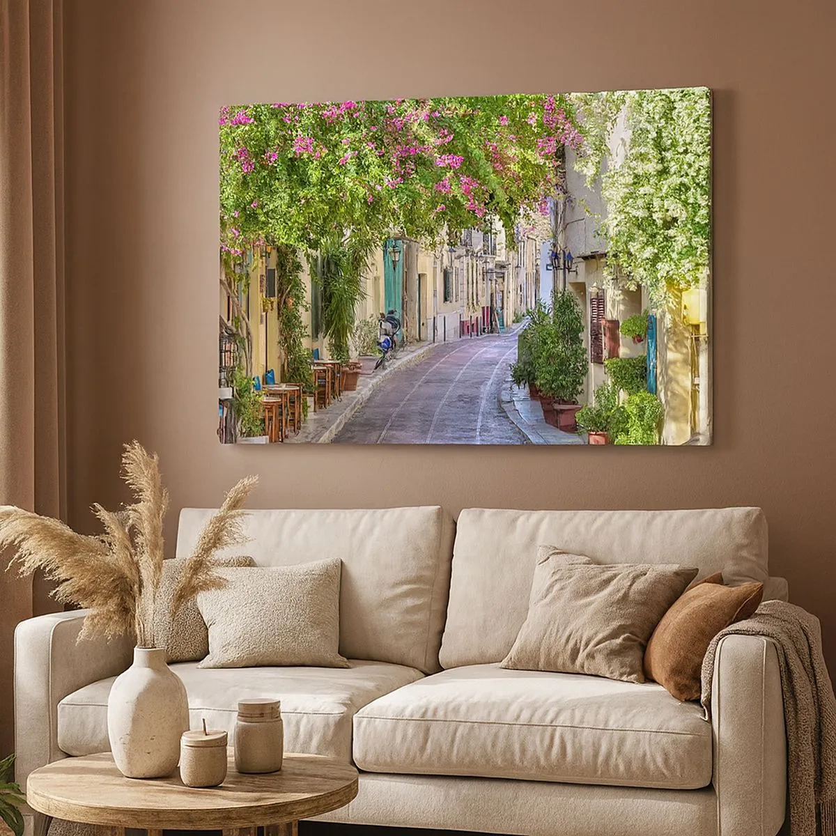 Quadro su tela - Stampe su Tela - Una strada affascinante con viti in fiore e tavolini da caffè - 70x50cm - Angolo fiorito - Decorazione murale moderna per soggiorno e camera da letto ARTTOR