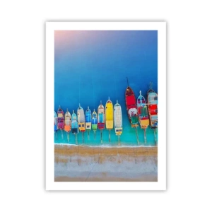 Poster - Barche colorate sul mare blu - 50x70cm - A volo d'uccello - Decorazione murale moderna per soggiorno e camera da letto ARTTOR