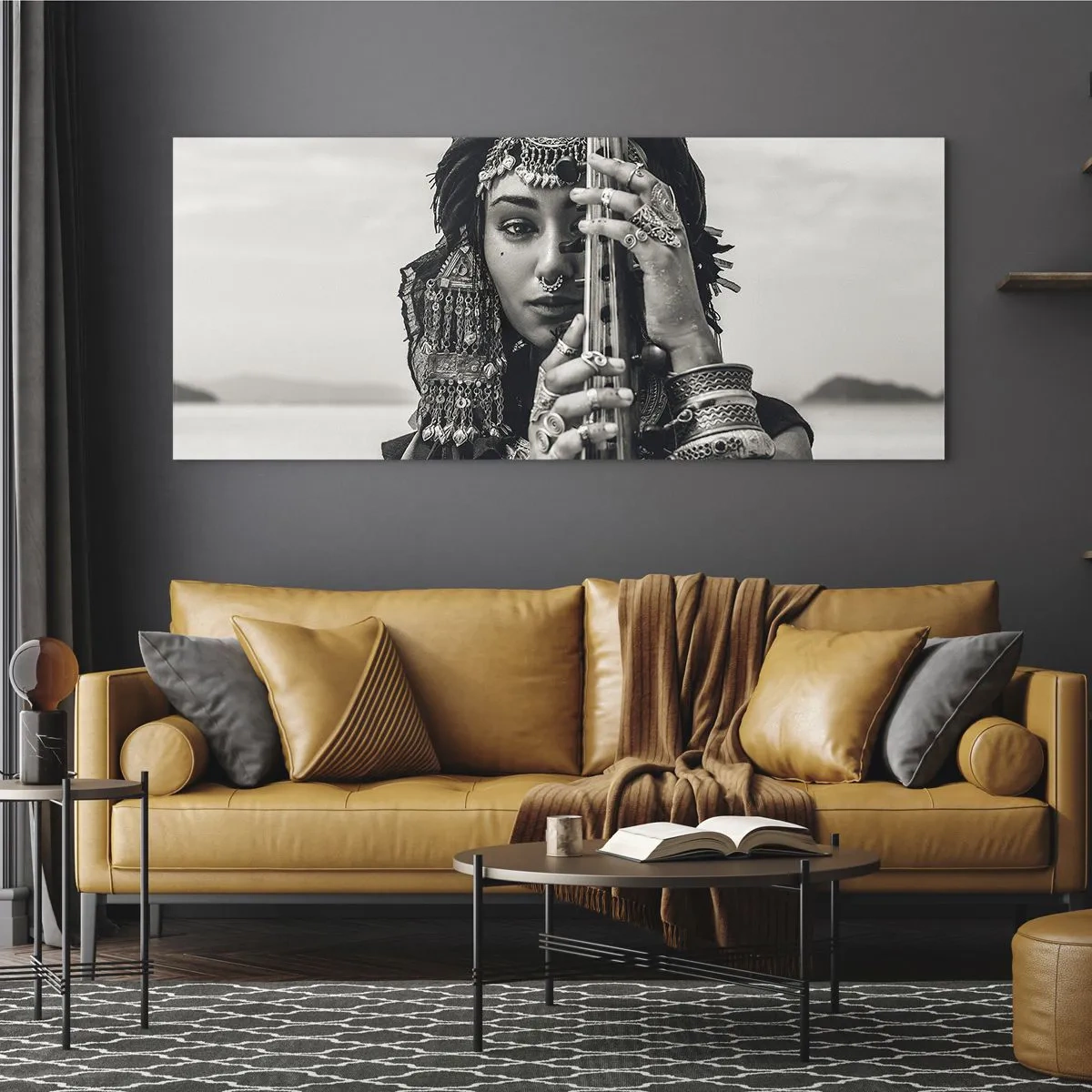 Quadro su vetro - Ritratto di una donna con gioielli etnici che tiene uno strumento in mano - 140x50cm - La musica dell'oriente - Decorazione murale moderna per soggiorno e camera da letto ARTTOR