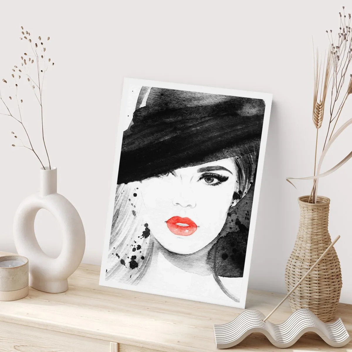 Poster - Ritratto di una donna con un cappello e un accento sulle labbra rosse - 50x70cm - Donna in nero - Decorazione murale moderna per soggiorno e camera da letto ARTTOR