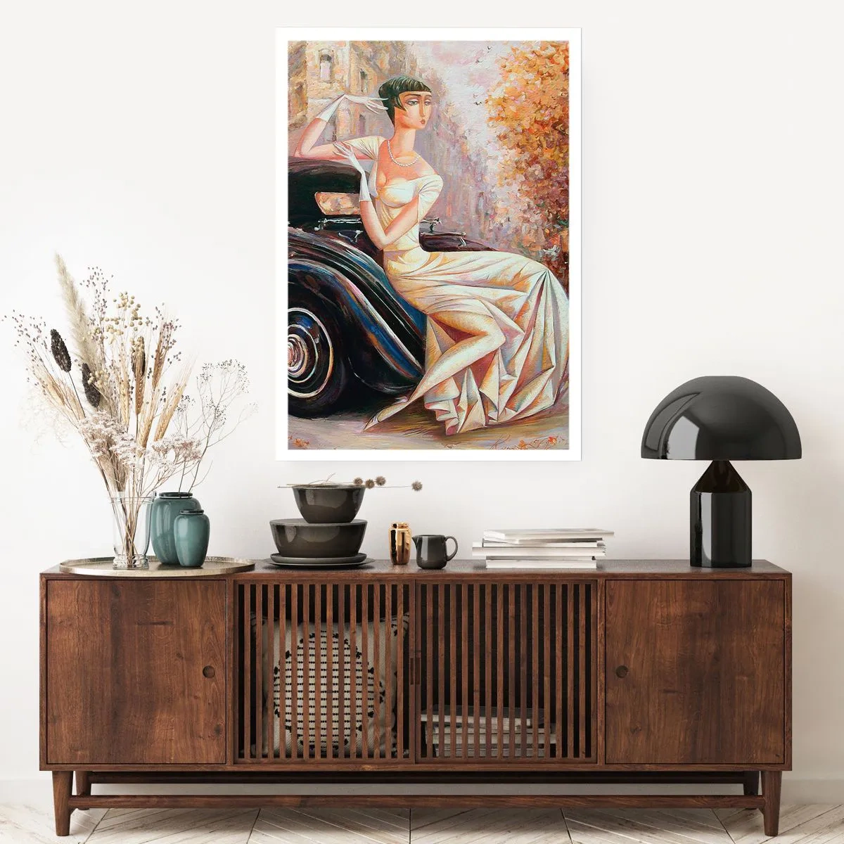 Poster - Donna elegante accanto a un'auto retrò in stile pittorico - 50x70cm - Eleganza in stile retro - Decorazione murale moderna per soggiorno e camera da letto ARTTOR
