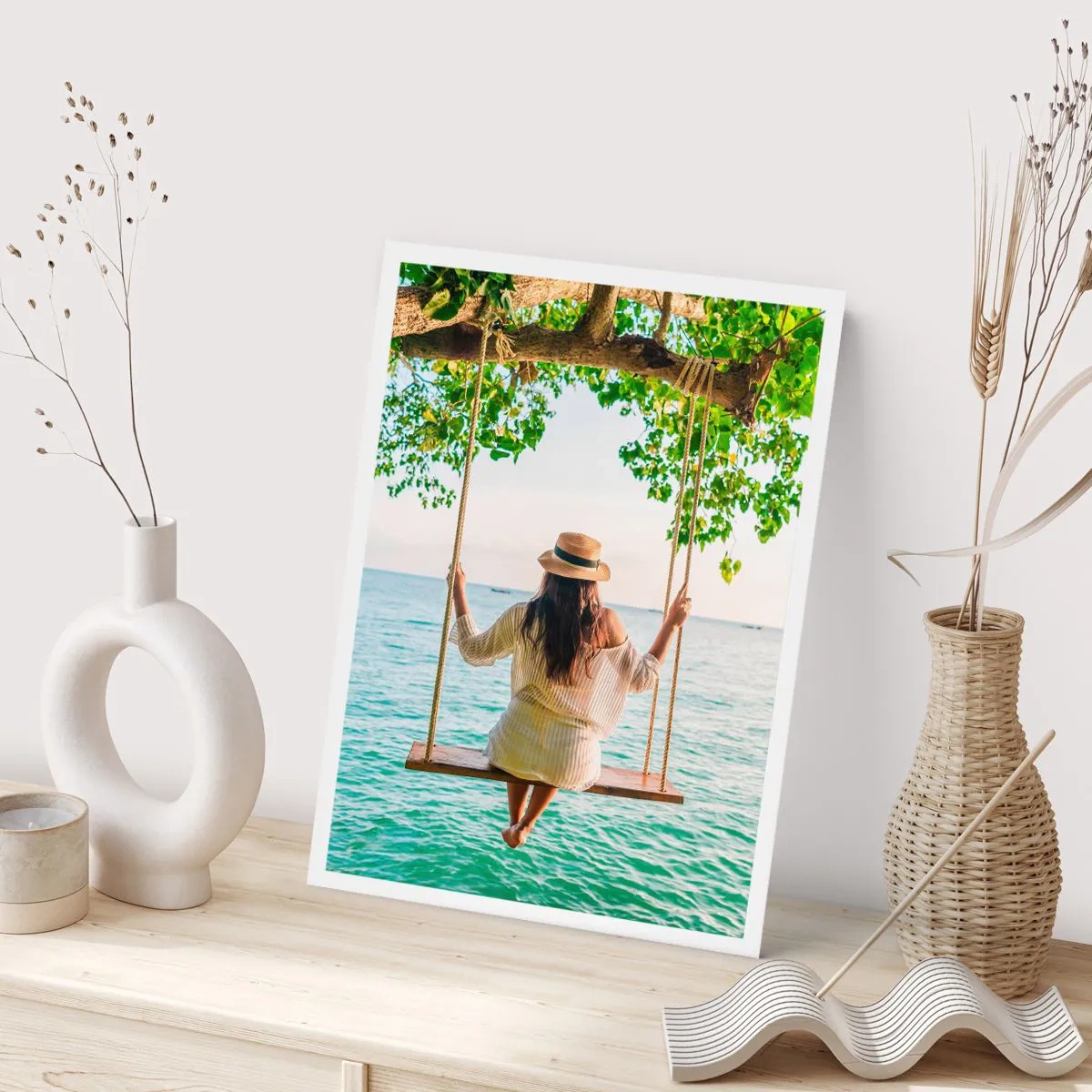 Poster - Donna su un'altalena in riva al mare in un ambiente tropicale - 50x70cm - La vita è bella - Decorazione murale moderna per soggiorno e camera da letto ARTTOR