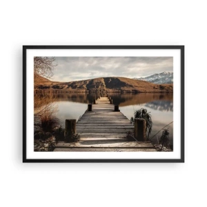 Poster in cornice nera - Un molo di legno su un lago circondato da pittoresche colline - 70x50cm - Paesaggio nel silenzio - Decorazione murale moderna per soggiorno e camera da letto ARTTOR