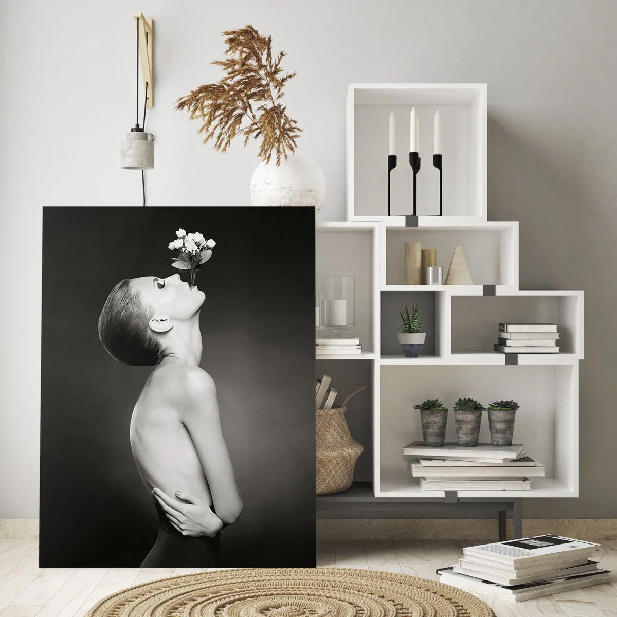 Quadro su vetro - Una donna con un fiore in bocca in un ritratto in bianco e nero - 50x70cm - Eleganza eccentrica - Decorazione murale moderna per soggiorno e camera da letto ARTTOR
