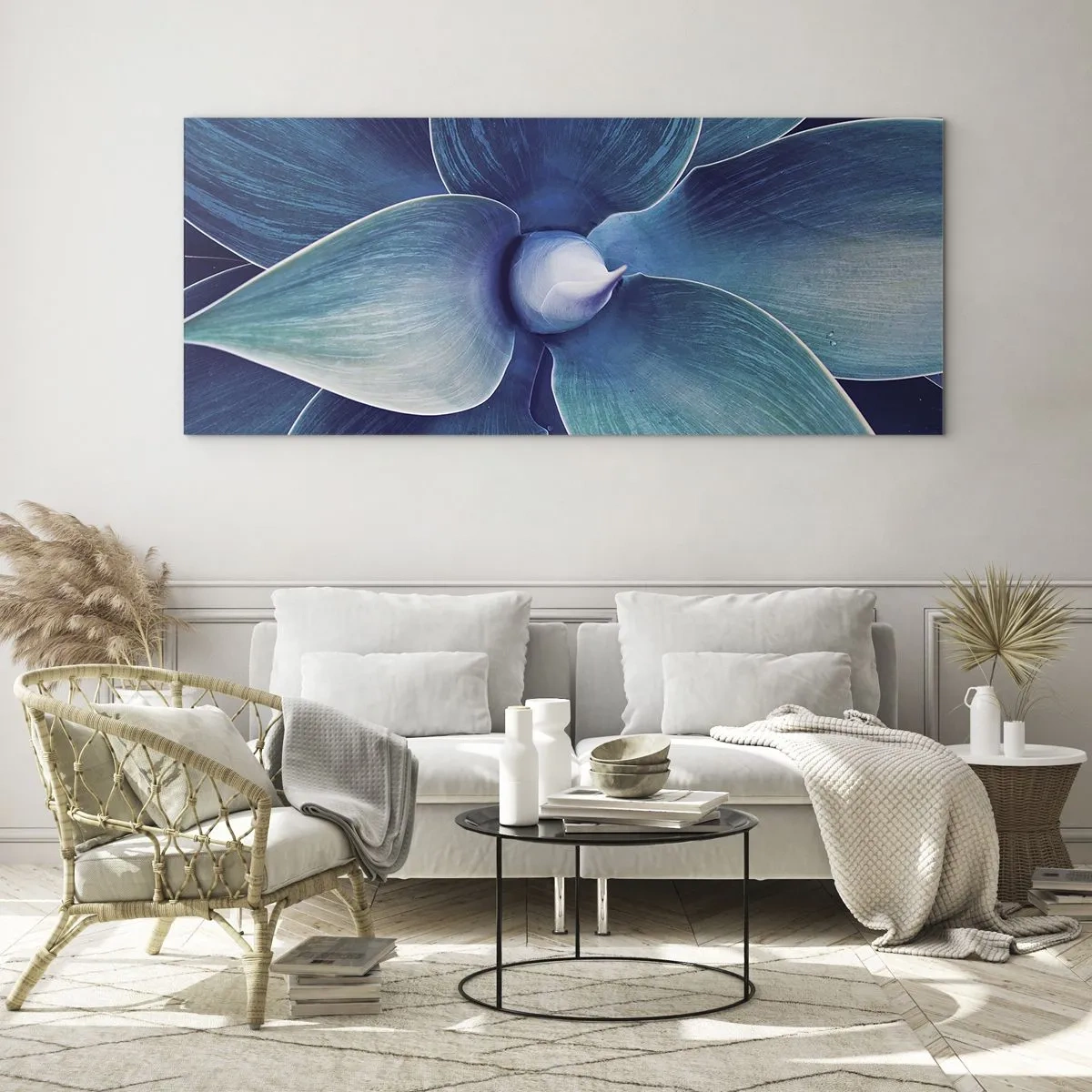 Quadro su vetro - Primo piano di un fiore astratto nei toni del blu - 140x50cm - Imbluito dal sole - Decorazione murale moderna per soggiorno e camera da letto ARTTOR
