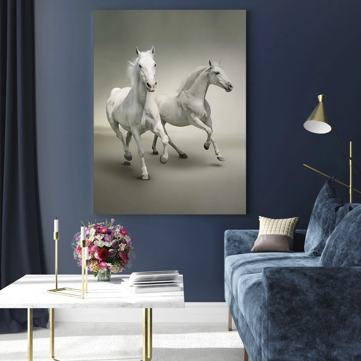 Quadro su vetro - Due cavalli bianchi che corrono su uno sfondo chiaro - 50x70cm - White power! - Decorazione murale moderna per soggiorno e camera da letto ARTTOR