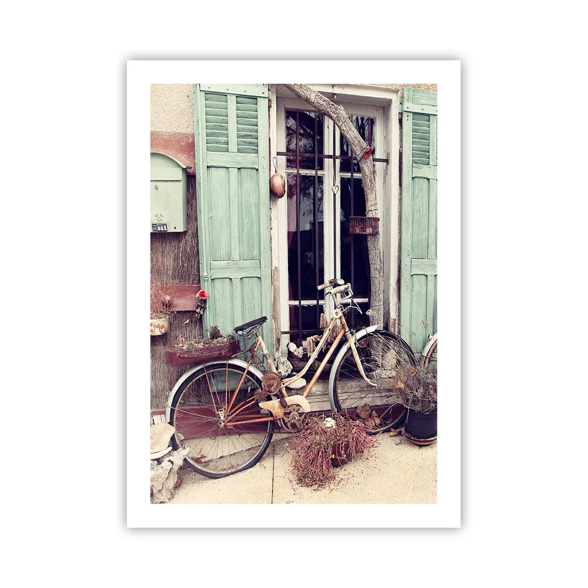 Poster - Una vecchia bicicletta davanti a persiane verdi in legno - 50x70cm - Evviva la provincia - Decorazione murale moderna per soggiorno e camera da letto ARTTOR