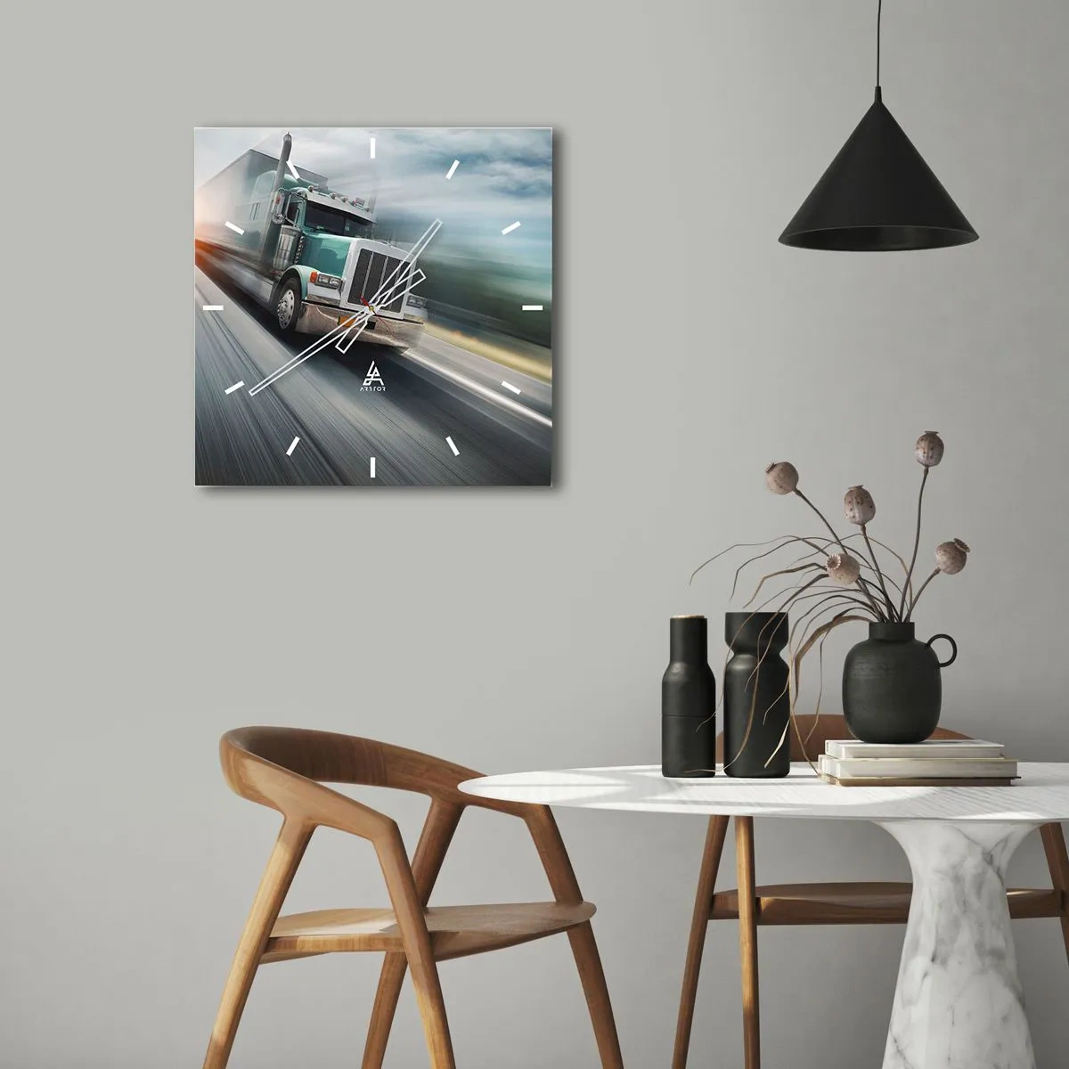 Orologio da parete - Orologio in Vetro - Un camion in autostrada in movimento al tramonto - 30x30cm - Gigante americano in corsa - Decorazione murale moderna per soggiorno e camera da letto ARTTOR