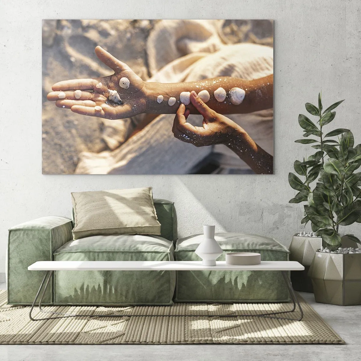 Quadro su vetro - Mani di bambino con conchiglie su uno sfondo di sabbia e tessuto - 70x50cm - La bellezza a portata di mano - Decorazione murale moderna per soggiorno e camera da letto ARTTOR