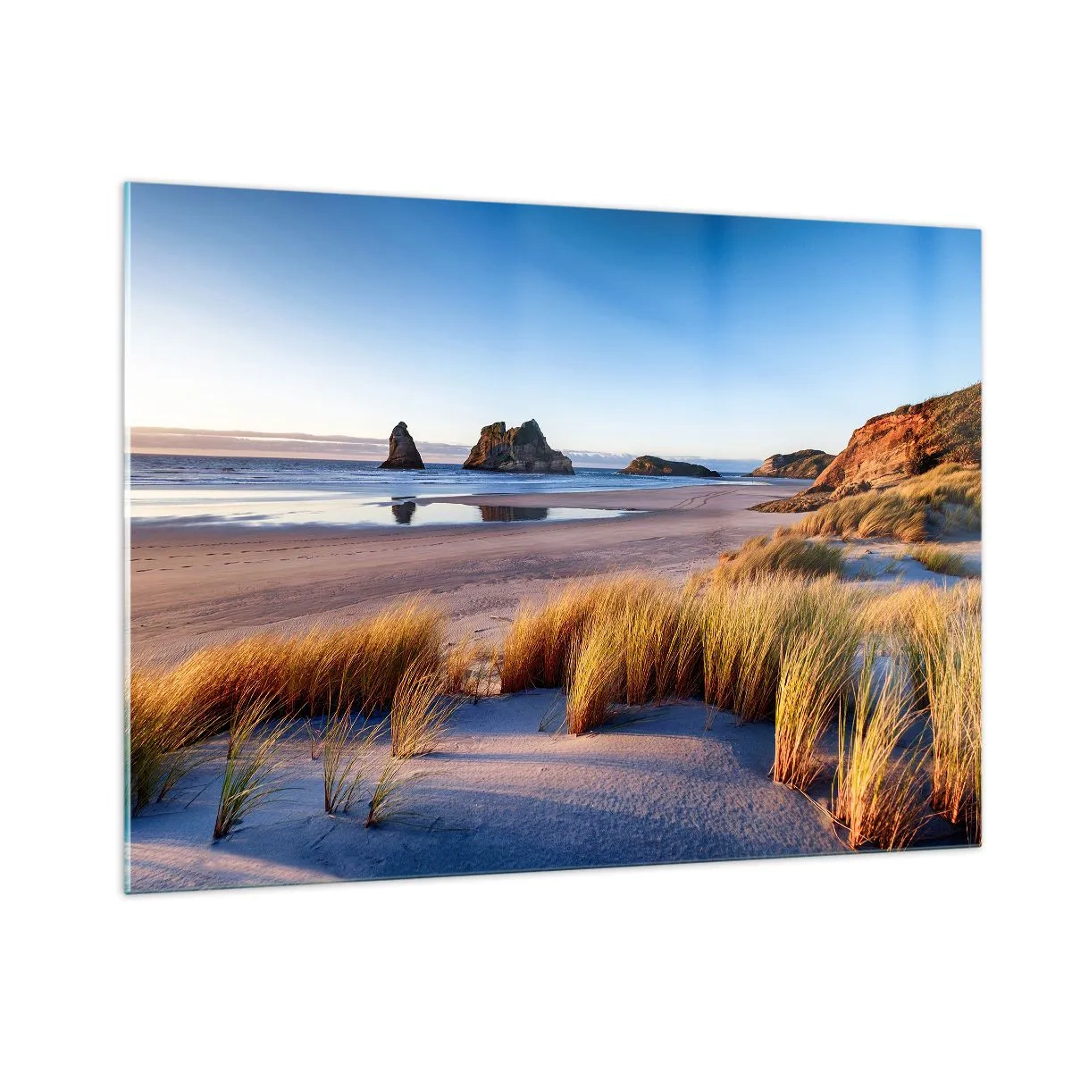 Quadro su vetro - Una spiaggia all'alba con erba e rocce sullo sfondo e un mare calmo - 100x70cm - Per i cercatori di pace - Decorazione murale moderna per soggiorno e camera da letto ARTTOR