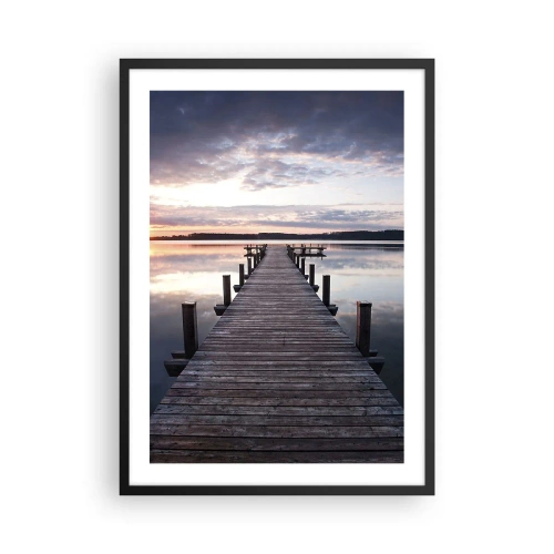Poster in cornice nera - Un molo di legno su un lago calmo al tramonto - 50x70cm - Il silenzioso confine del giorno e della notte - Decorazione murale moderna per soggiorno e camera da letto ARTTOR
