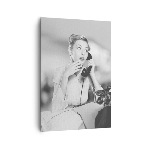 Quadro su tela - Stampe su Tela - Una donna che parla al telefono davanti a una macchina da scrivere - 70x100cm - Salve, qui gli anni '50 - Decorazione murale moderna per soggiorno e camera da letto ARTTOR