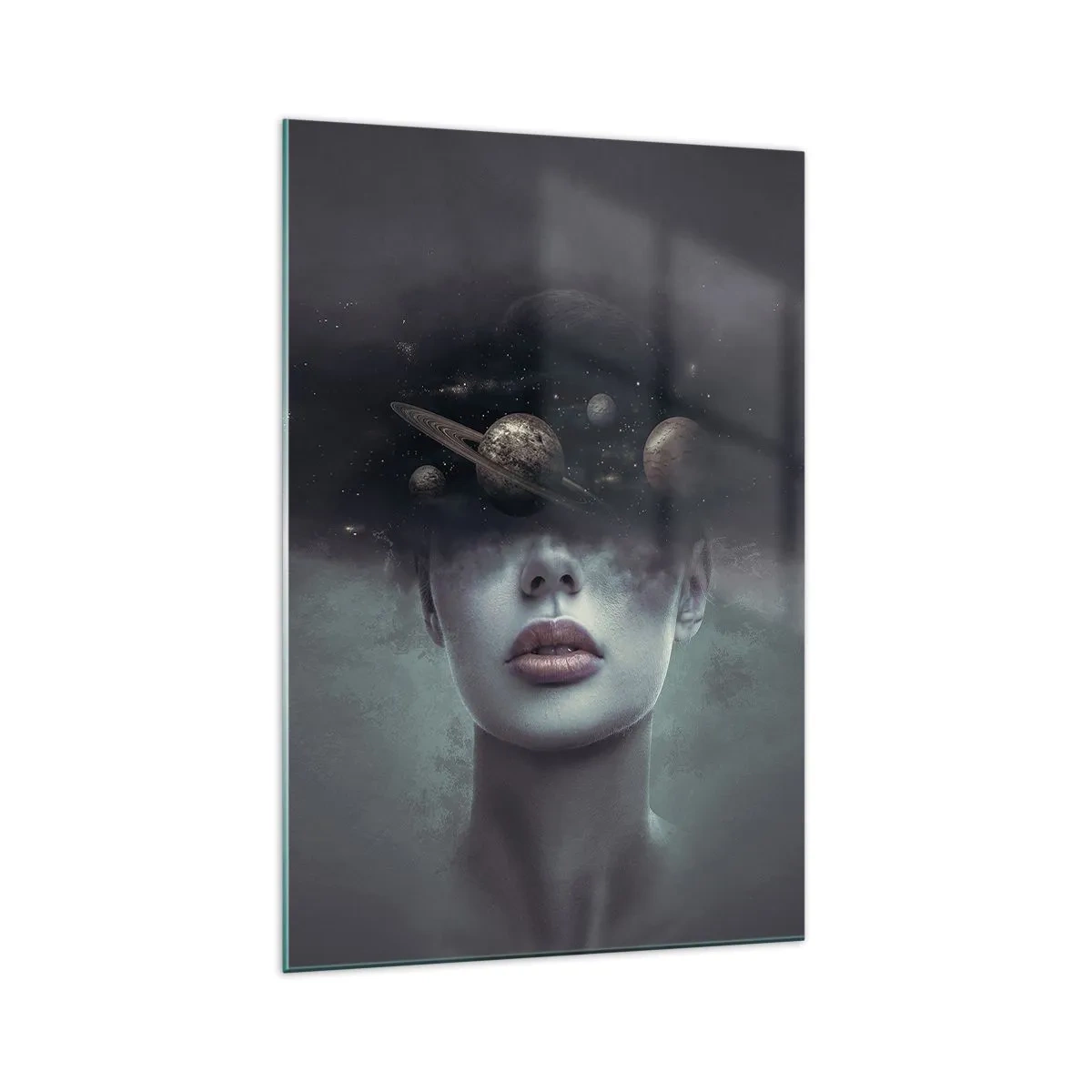 Quadro su vetro - Volto di donna con un pianeta e un motivo spaziale sullo sfondo - 70x100cm - E i pianeti folleggiano... - Decorazione murale moderna per soggiorno e camera da letto ARTTOR