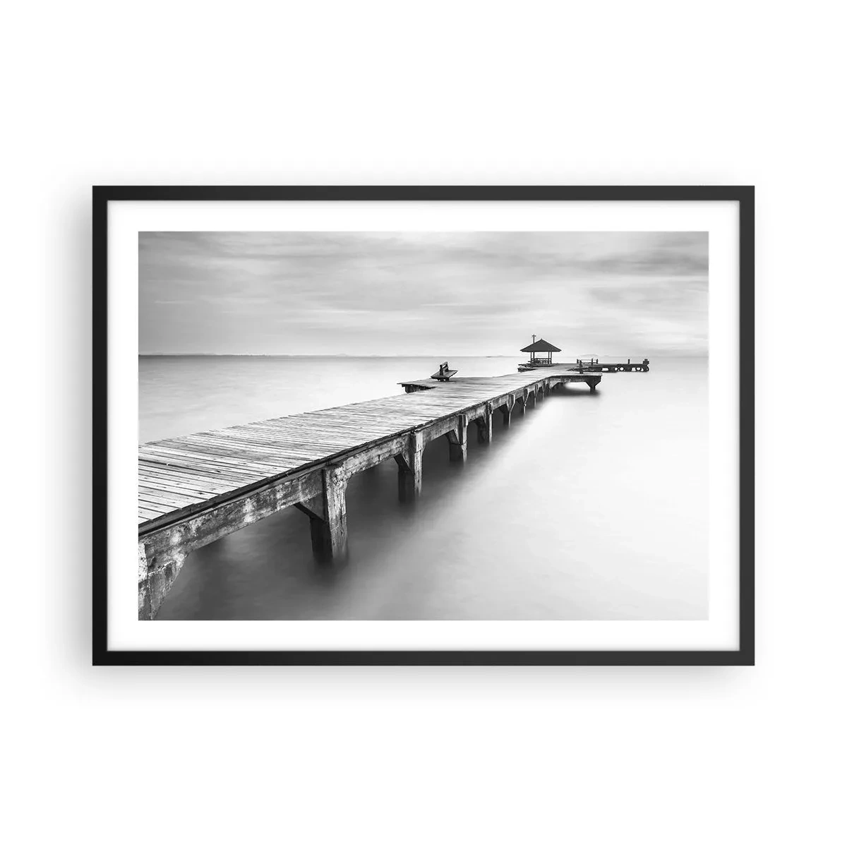 Poster in cornice nera - Una vista in bianco e nero di un molo di legno su acque calme. - 70x50cm - Sempre più lontano. - Decorazione murale moderna per soggiorno e camera da letto ARTTOR