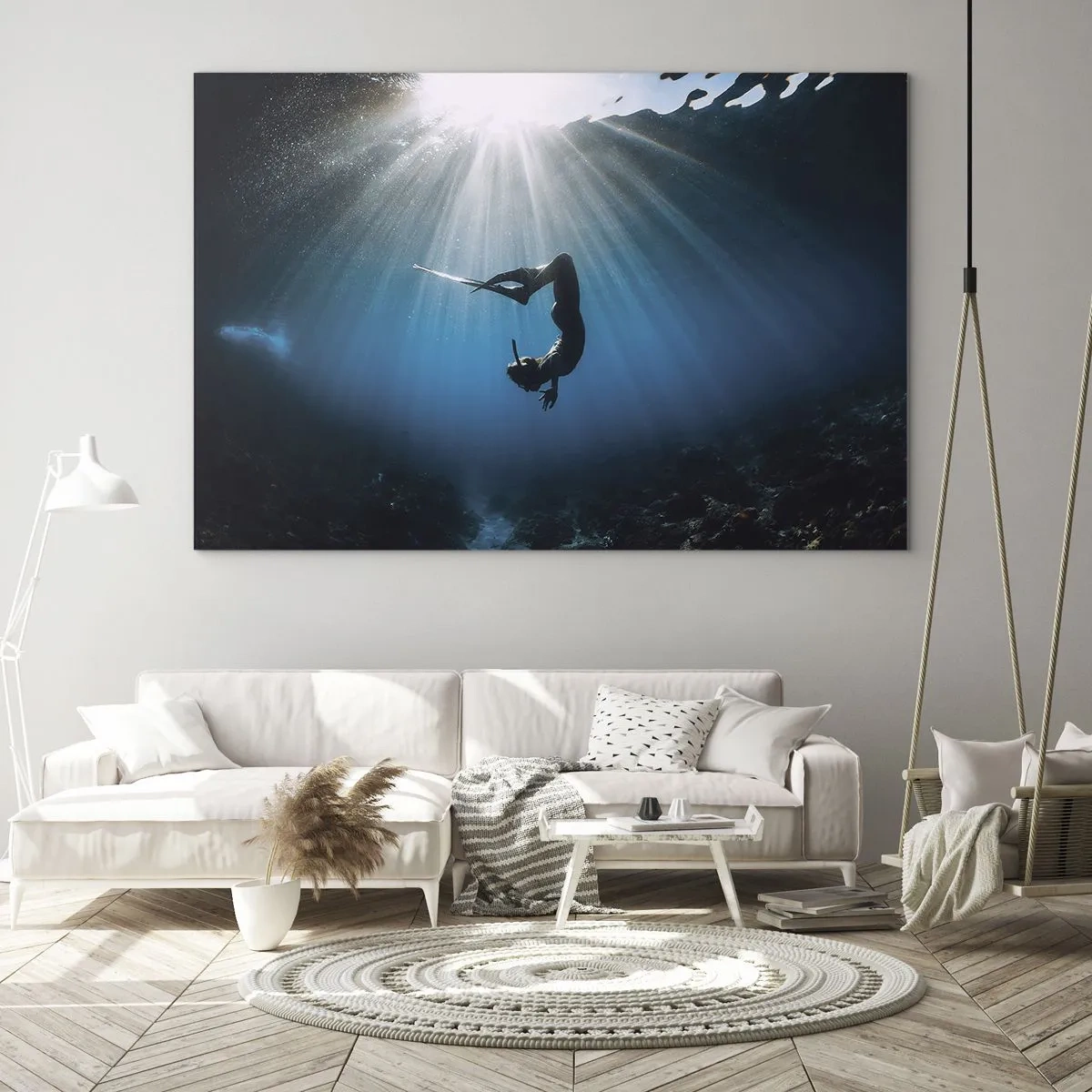 Quadro su vetro - Un subacqueo che si muove sott'acqua sotto i raggi di luce - 120x80cm - Danza subacquea - Decorazione murale moderna per soggiorno e camera da letto ARTTOR