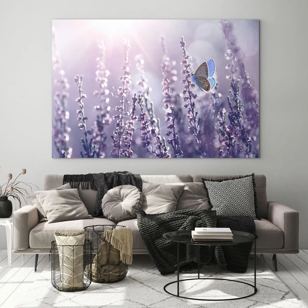 Quadro su vetro - Una farfalla in un campo di lavanda al sole - 70x50cm - Il bacio della farfalla - Decorazione murale moderna per soggiorno e camera da letto ARTTOR