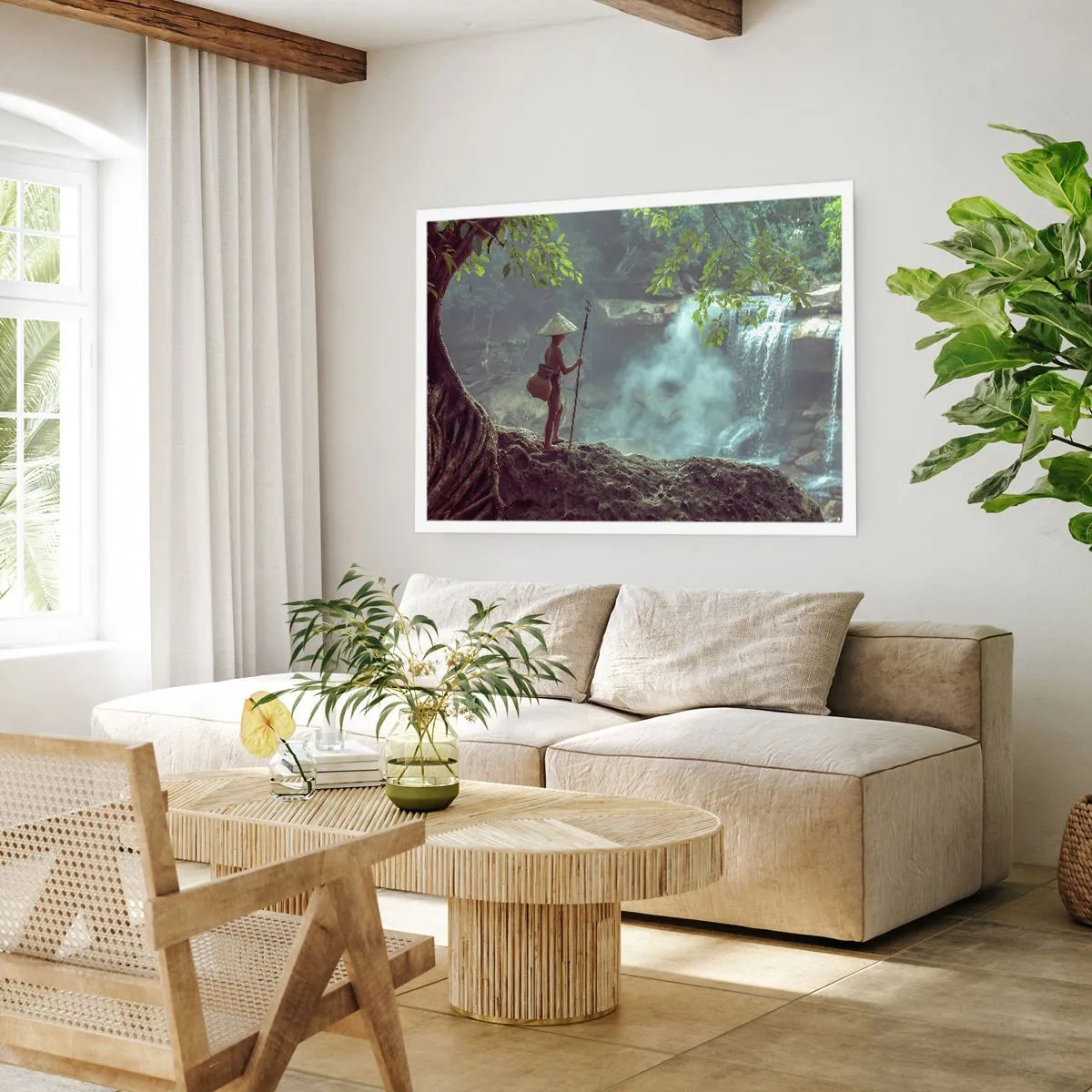 Poster - Una figura con una lancia presso una cascata in una foresta tropicale - 100x70cm - In armonia con la natura - Decorazione murale moderna per soggiorno e camera da letto ARTTOR