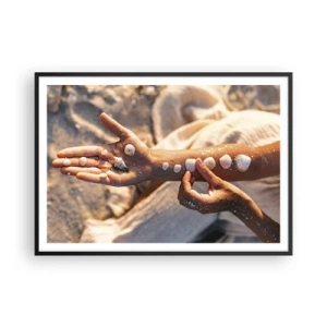 Poster in cornice nera - Mani con conchiglie disposte sullo sfondo di sabbia - 100x70cm - La bellezza a portata di mano - Decorazione murale moderna per soggiorno e camera da letto ARTTOR