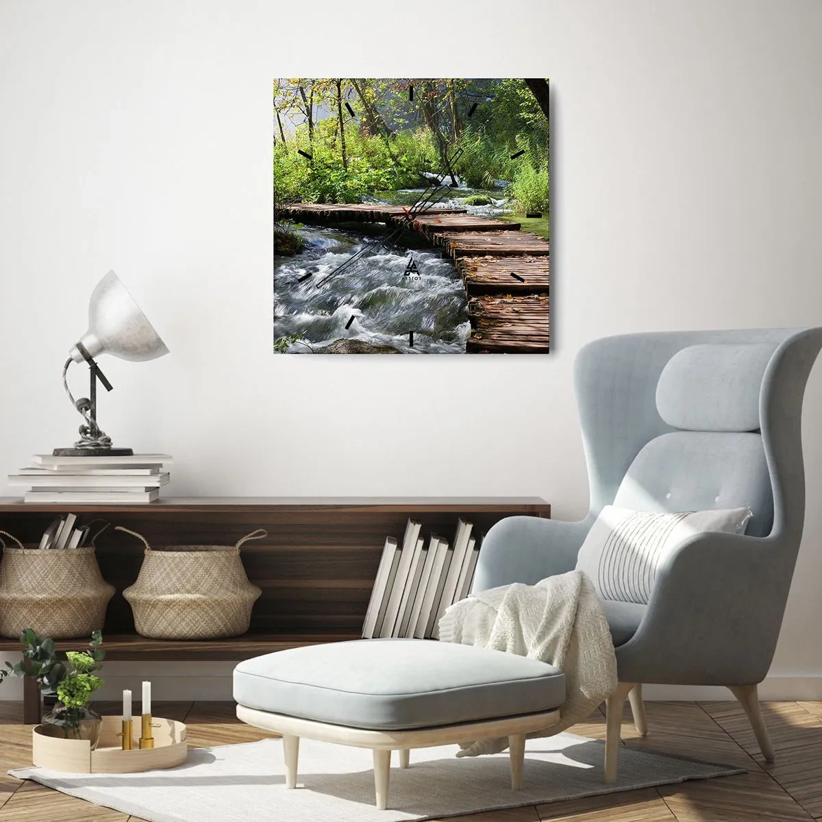 Orologio da parete - Orologio in Vetro - Un ponte di legno sopra un ruscello impetuoso, circondato dal verde della foresta. - 30x30cm - Sulla cascata spumeggiante - Decorazione murale moderna per soggiorno e camera da letto ARTTOR
