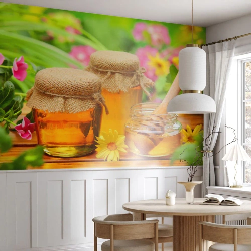 Fotomurali Premium Sand - Vasetti di miele circondati da fiori su un tavolo di legno - 100x70cm - Dolce miele di fiori - Decorazione murale moderna per soggiorno e camera da letto ARTTOR