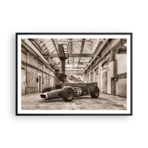 Poster in cornice nera - Auto da corsa in bianco e nero in un interno industriale - 100x70cm - Il riposo del vincitore - Decorazione murale moderna per soggiorno e camera da letto ARTTOR