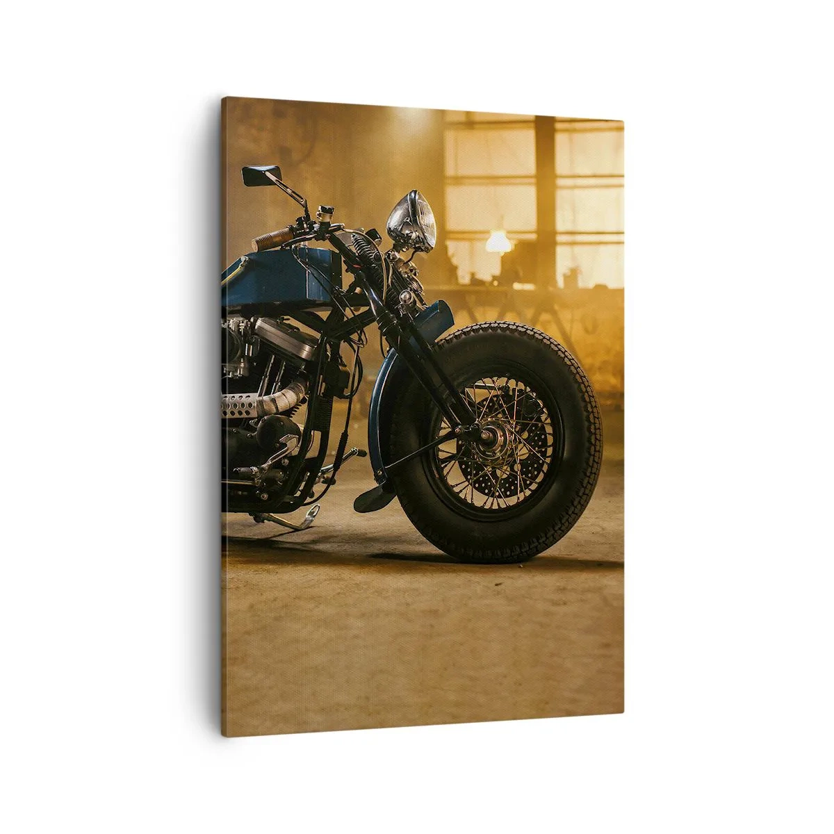 Quadro su tela - Stampe su Tela - Una motocicletta elegante in un interno industriale con luci calde - 50x70cm - Posso tutto - Decorazione murale moderna per soggiorno e camera da letto ARTTOR