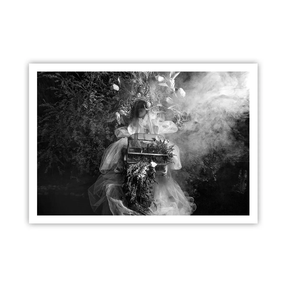 Poster - Una composizione in bianco e nero con una figura vestita e una gabbia nella nebbia. - 100x70cm - Madre natura stessa - Decorazione murale moderna per soggiorno e camera da letto ARTTOR
