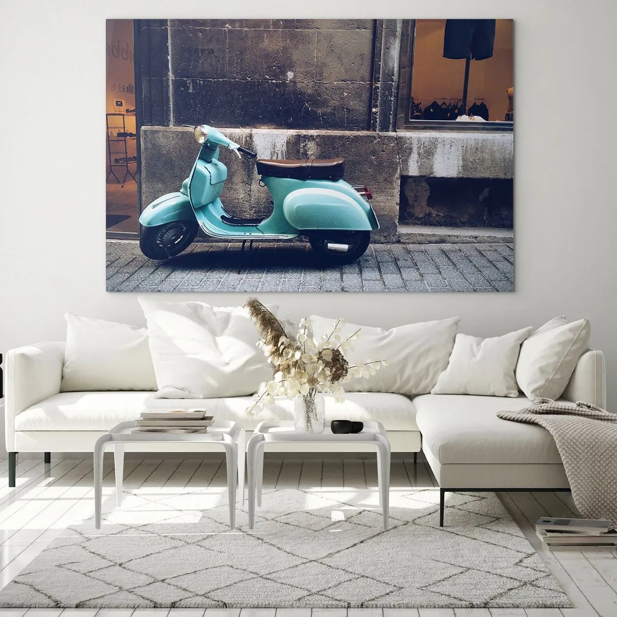 Quadro su vetro - Uno scooter blu contro il muro di un edificio - 70x50cm - Atmosfera indimenticabile - Decorazione murale moderna per soggiorno e camera da letto ARTTOR
