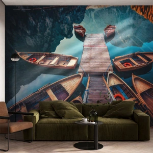 Fotomurali Premium Sand - Barche di legno su un molo su un lago di montagna - 100x70cm - Aspetto sul molo - Decorazione murale moderna per soggiorno e camera da letto ARTTOR