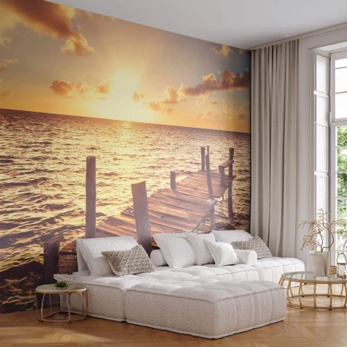 Fotomurali Premium Sand - Un molo di legno sullo sfondo di un tramonto dorato sull'oceano - 100x70cm - Il paese dorato della mitezza - Decorazione murale moderna per soggiorno e camera da letto ARTTOR