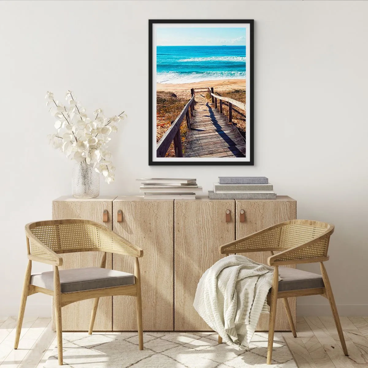 Poster in cornice nera - Sentiero in legno che conduce alla spiaggia con vista mare - 50x70cm - Corri! - Decorazione murale moderna per soggiorno e camera da letto ARTTOR