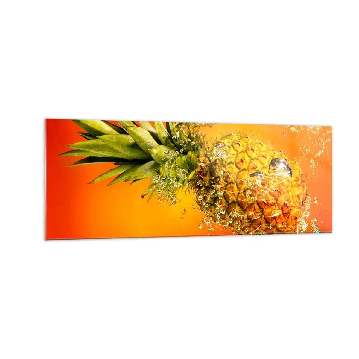 Quadro su vetro - Un ananas immerso nell'acqua su uno sfondo sfumato arancione. - 140x50cm - Succosa freschezza tropicale - Decorazione murale moderna per soggiorno e camera da letto ARTTOR